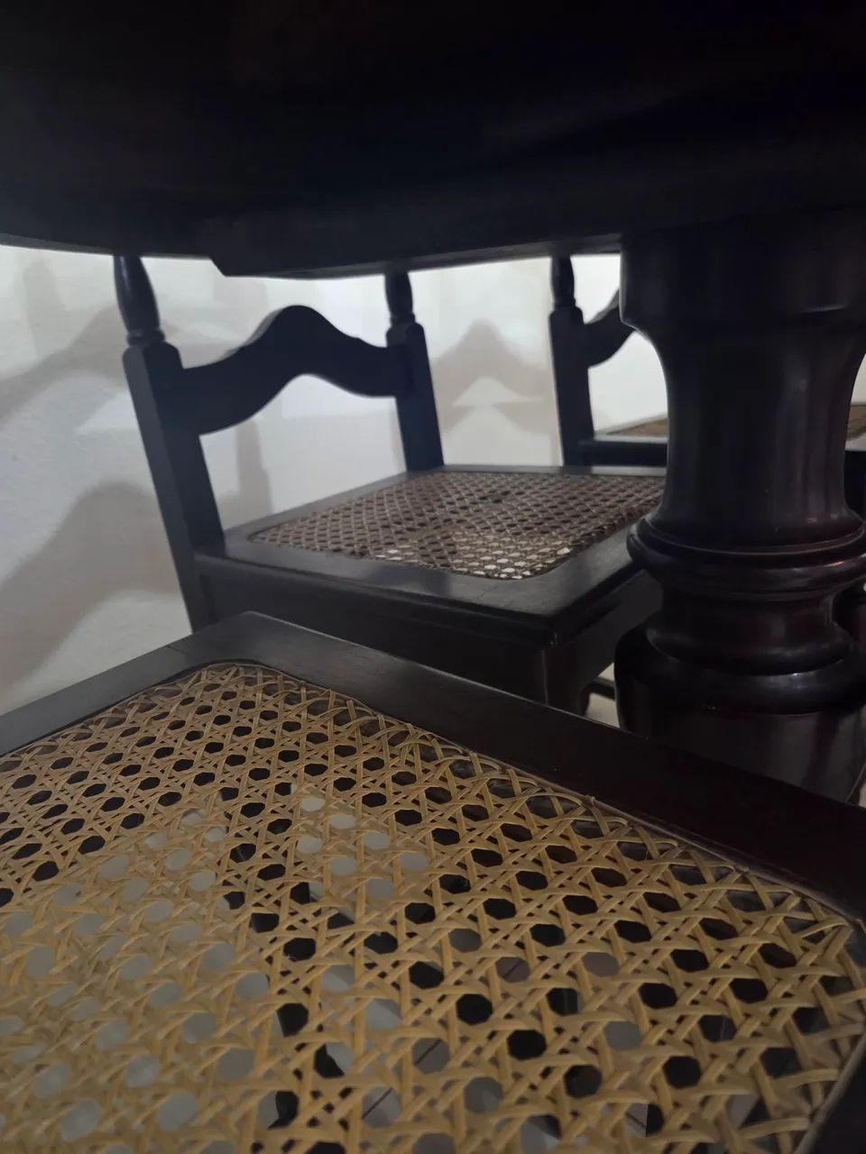 Oferta imperdível! Mesa e cadeiras antigas de madeira estilo colonial - Foto 5