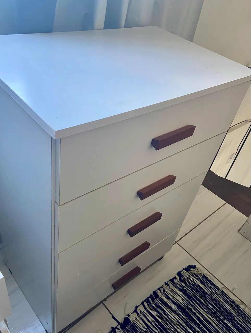 Cômoda Branca com 5 Gavetas - Ideal para Quarto ou Escritório