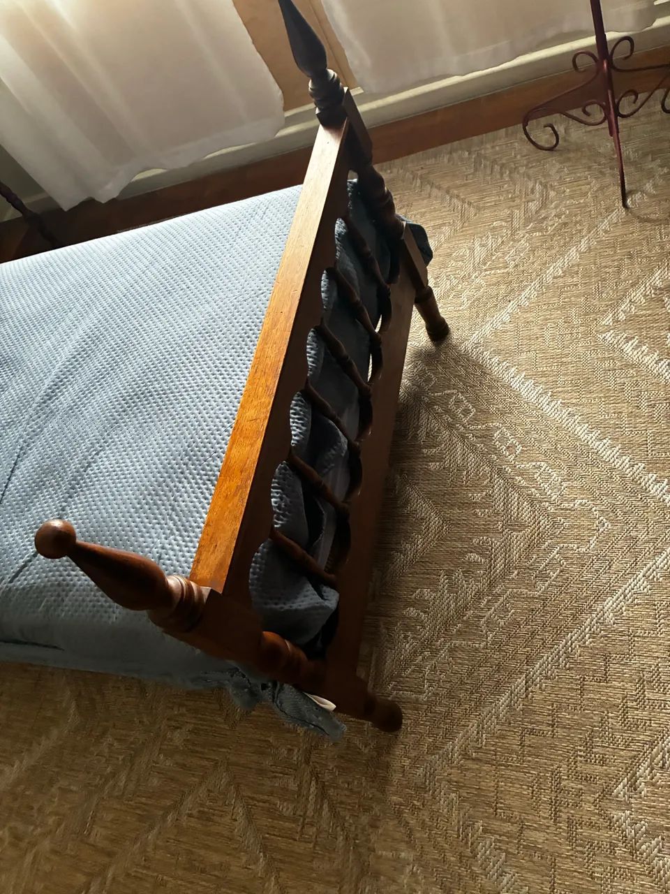 Cama de solteiro madeira maciça + mesa lateral - Foto 3
