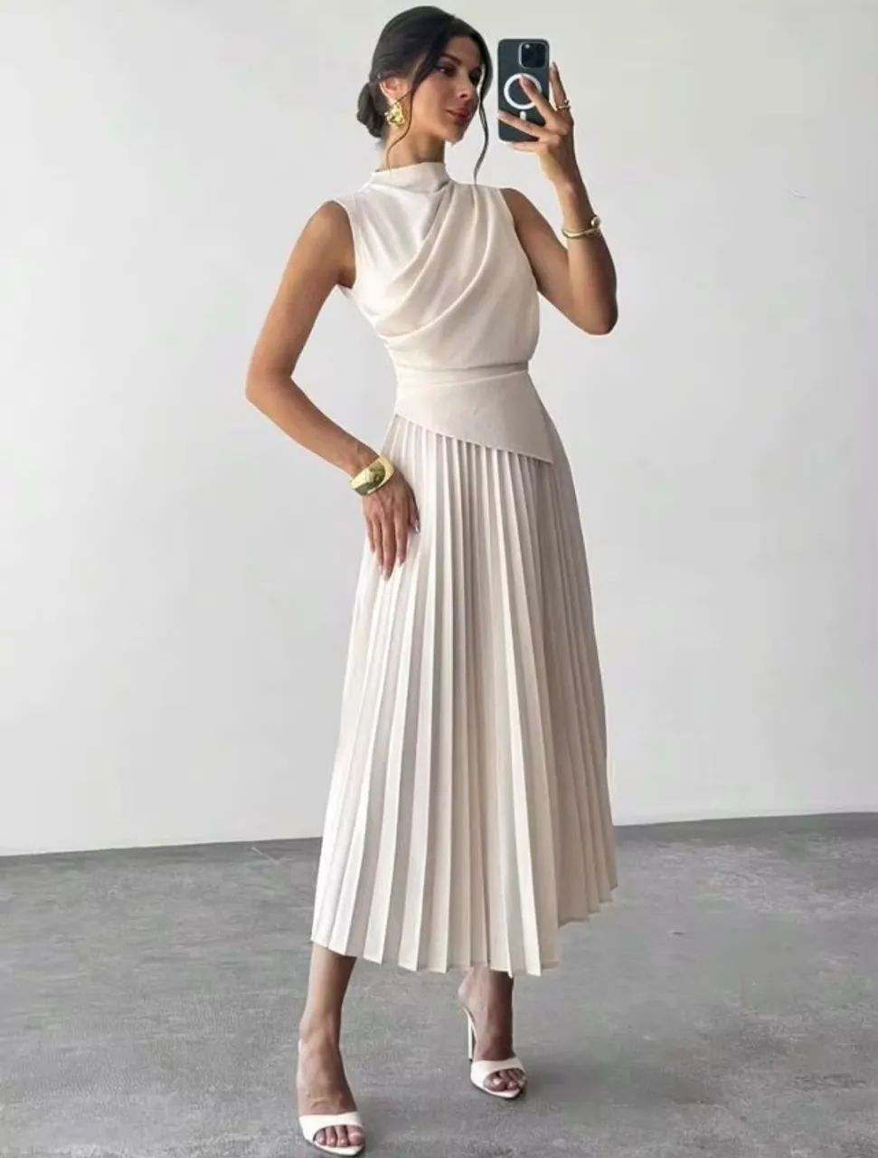 Vestido elegante com saia plissada