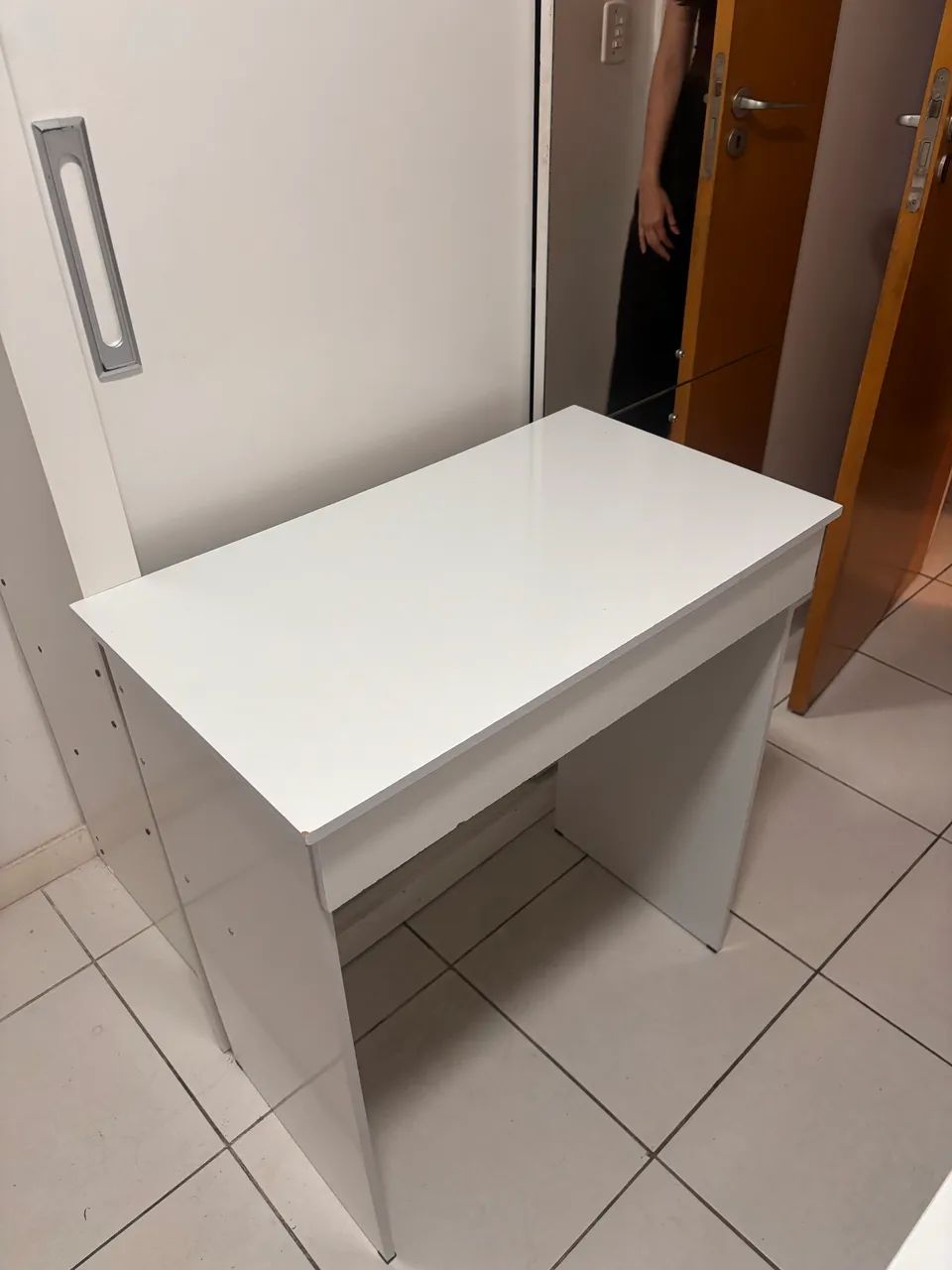 MESA COM GAVETA BRANCA (BARATA PRA SAIR LOGO)