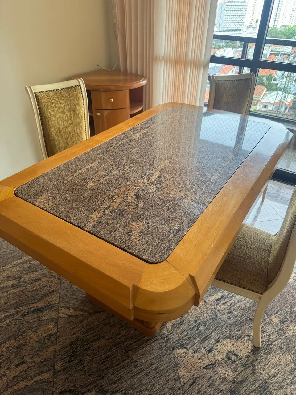 Mesa de jantar de madeira com tampo de mármore  - Foto 3
