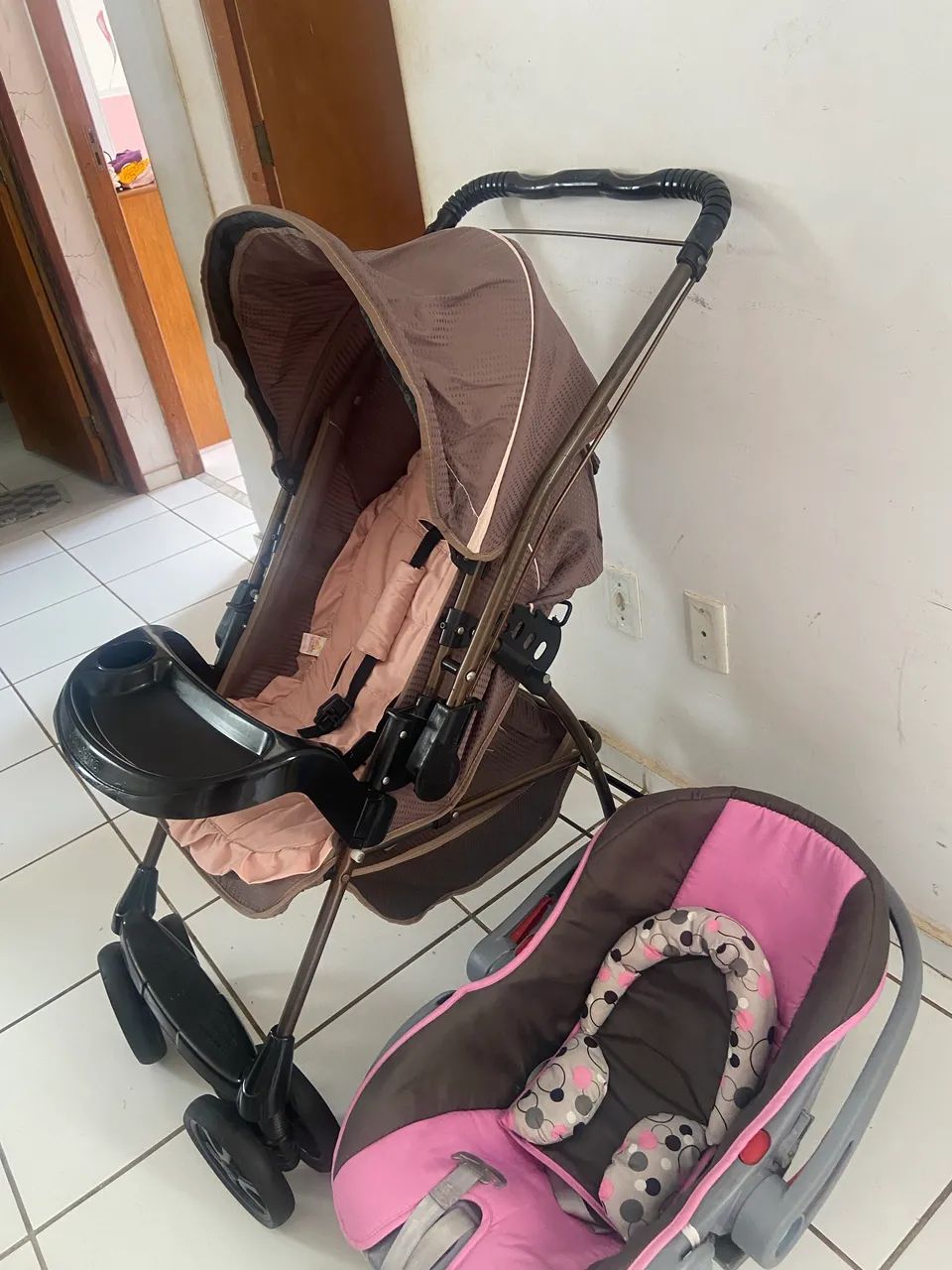 Carrinho de bebê e bebê conforto 