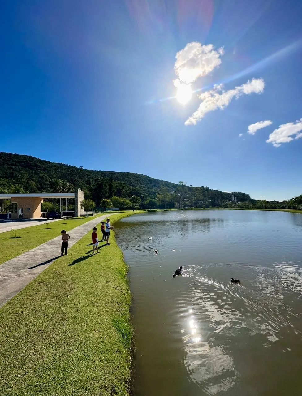 Terreno em Condomínio com Lazer de Resort e Lago Privativo