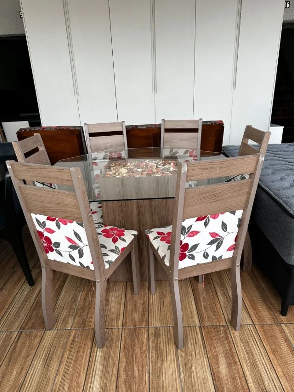 Conjunto de jantar com o tampo de vidro octogonal e decorações na base da mesa ! - Foto 3