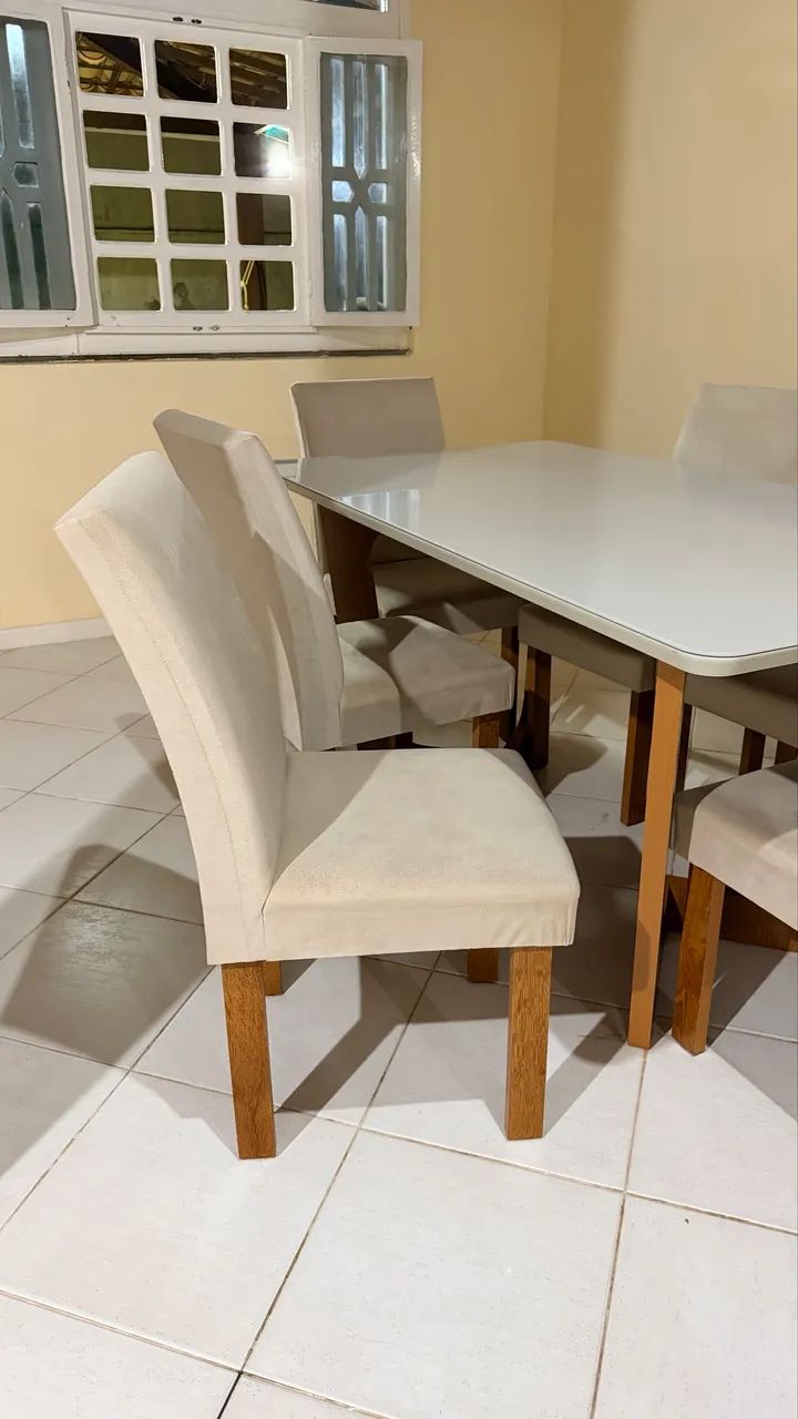 Mesa com seis cadeiras 