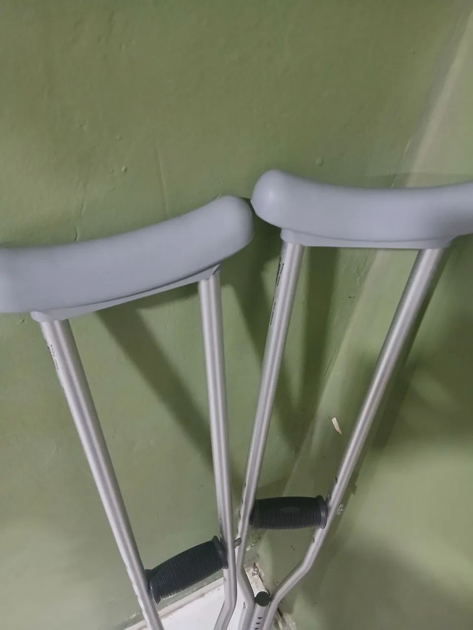 Par de muletas e bota ortopédica pouco usada. - Foto 2