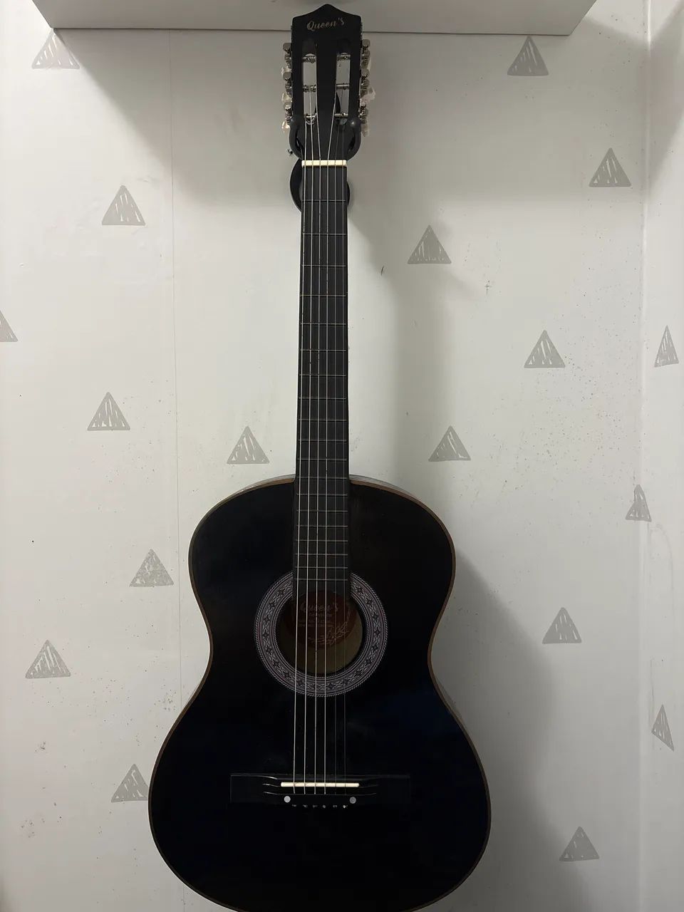 Violão queens com suporte para parede 