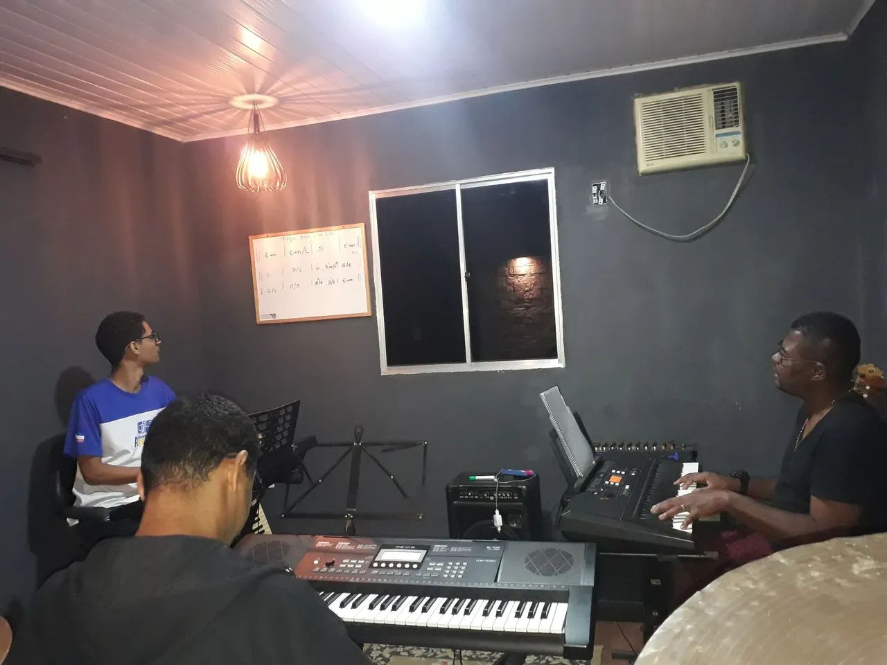AULAS DE TECLADO,PIANO,VIOLÃO E CONTRA BAIXO - Foto 3