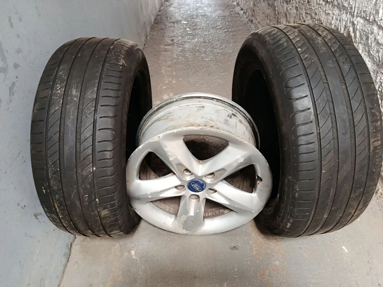 Roda e 2 pneus 