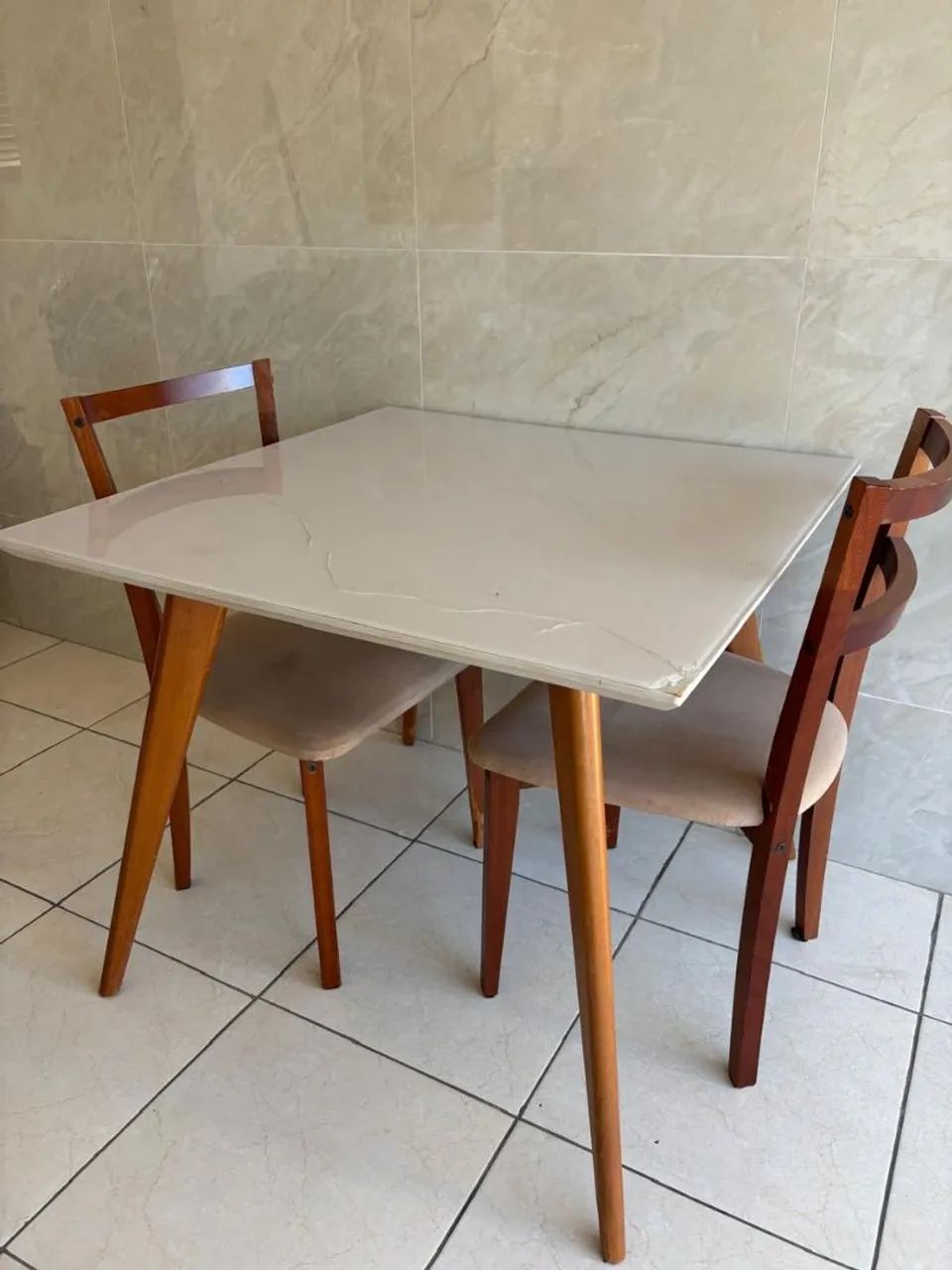 Mesa , Bar e armário de cozinha 