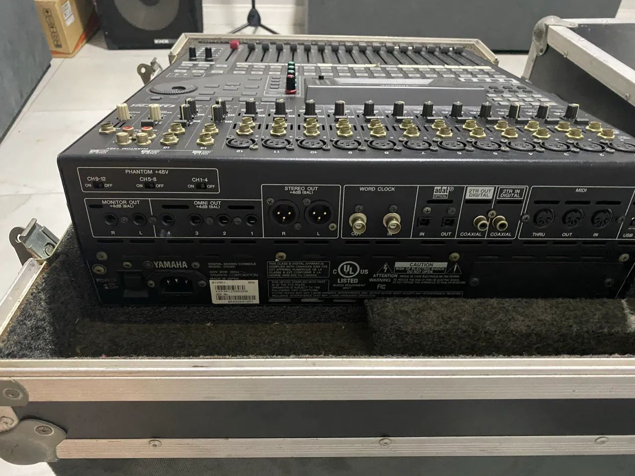Mesa de Som Yamaha 01V i + Case e ADA