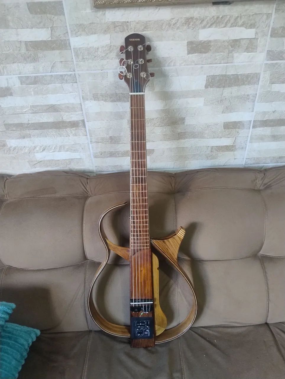 Violão vazando luthier regulado com cordas de náilon 