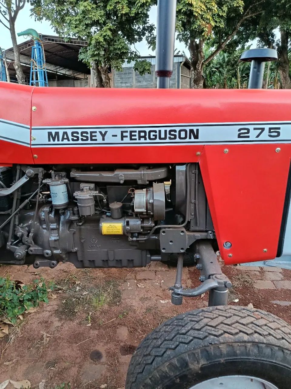 TRATOR Massey Ferguson 275
