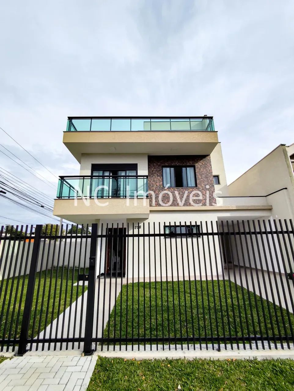 Linda casa com amplo quintal e terraço!!!