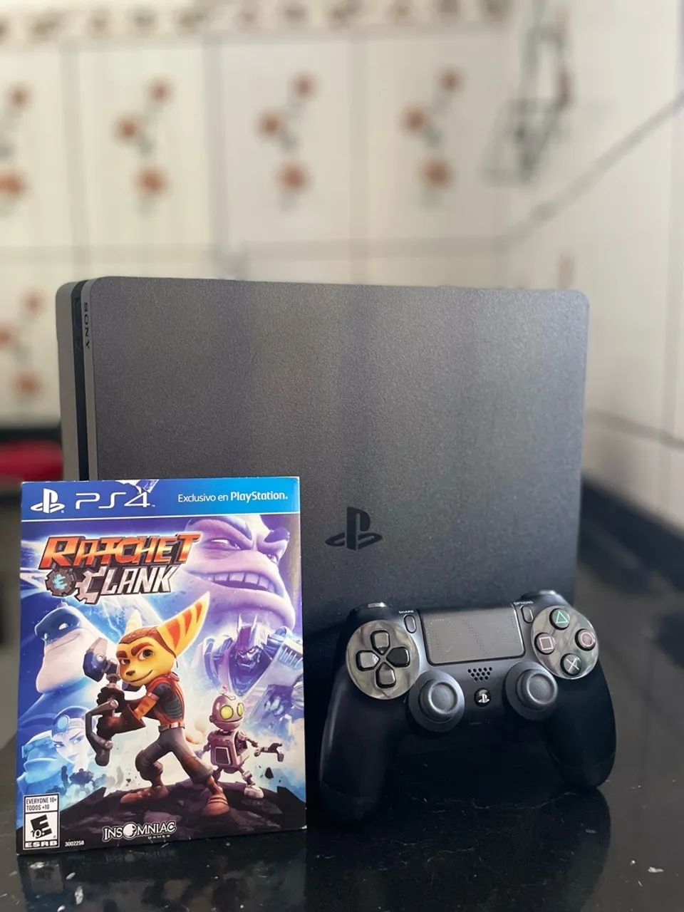 PS4 Slim 500GB + Controle Original + Ratchet & Clank