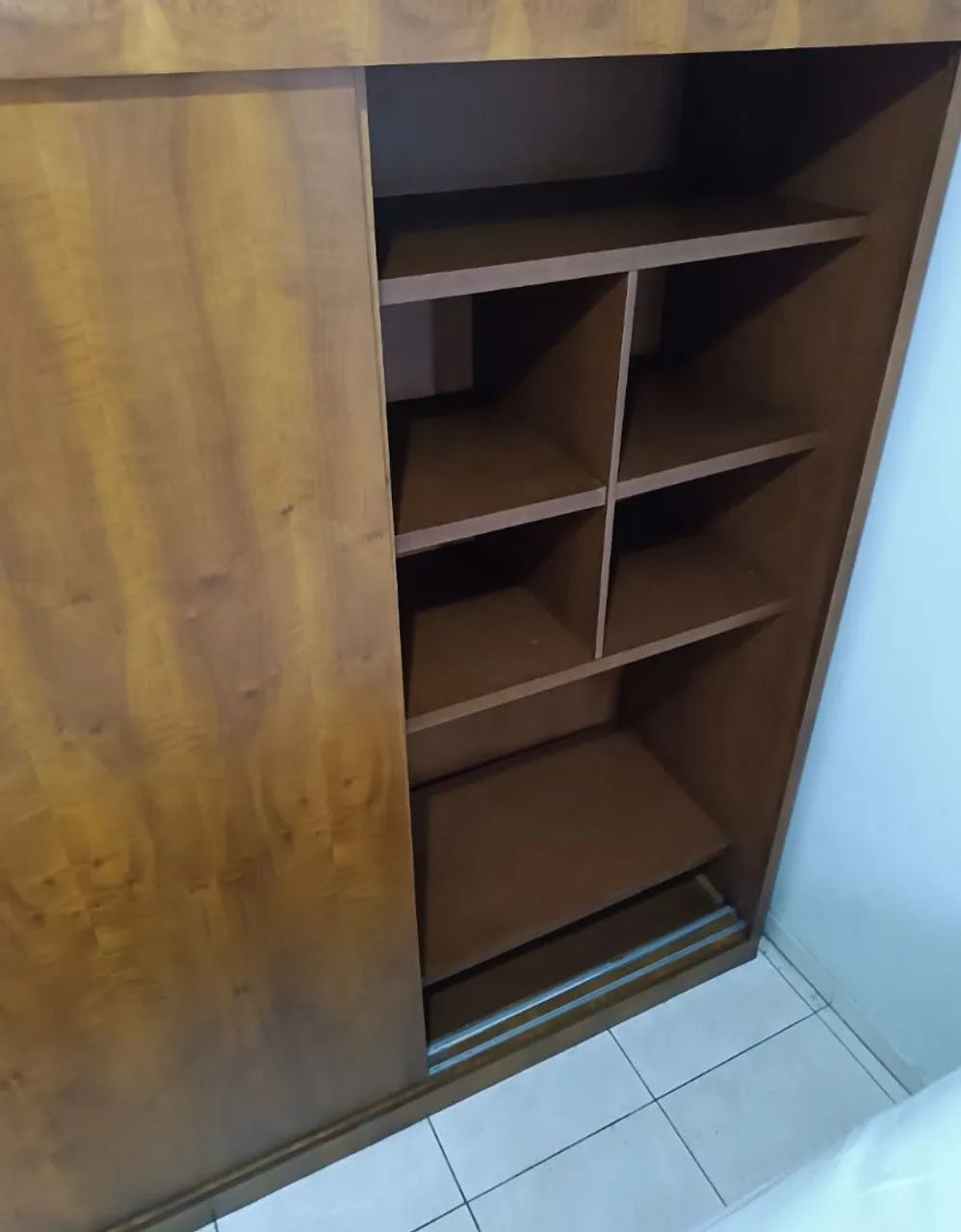 Guarda-Roupa Imbuia Premium com Dois Roupeiros e Espaço Extra para Sapatos - Foto 2