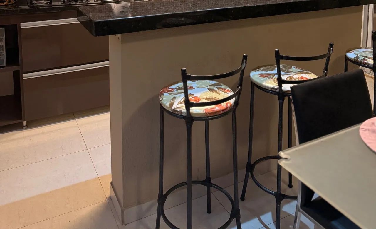 Mesa de vidro com 6 cadeiras e 3 banquetas  - Foto 2