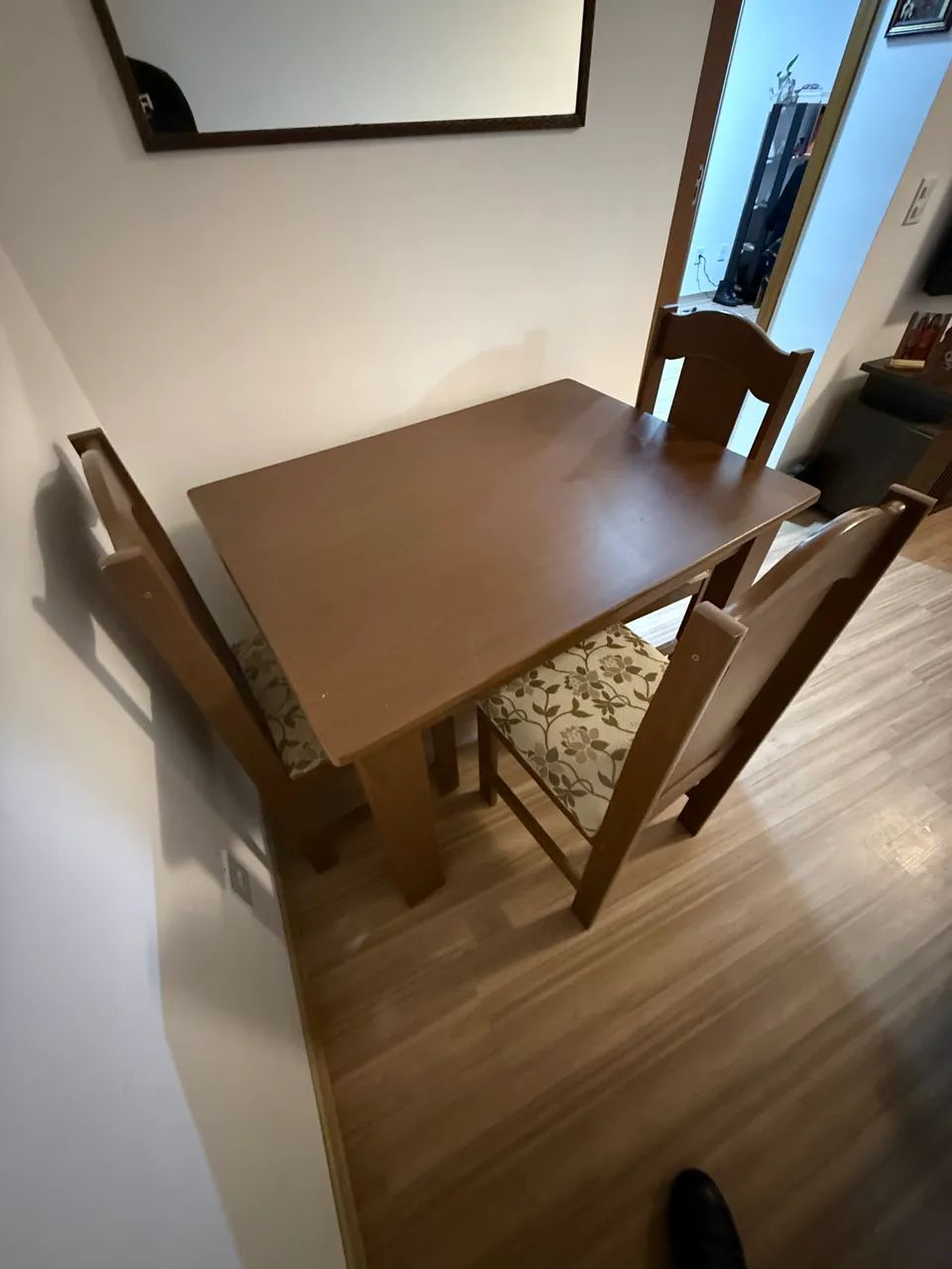 Mesa com 4 cadeiras 