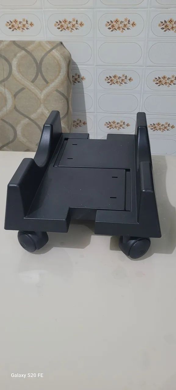 Suporte para CPU com rodas