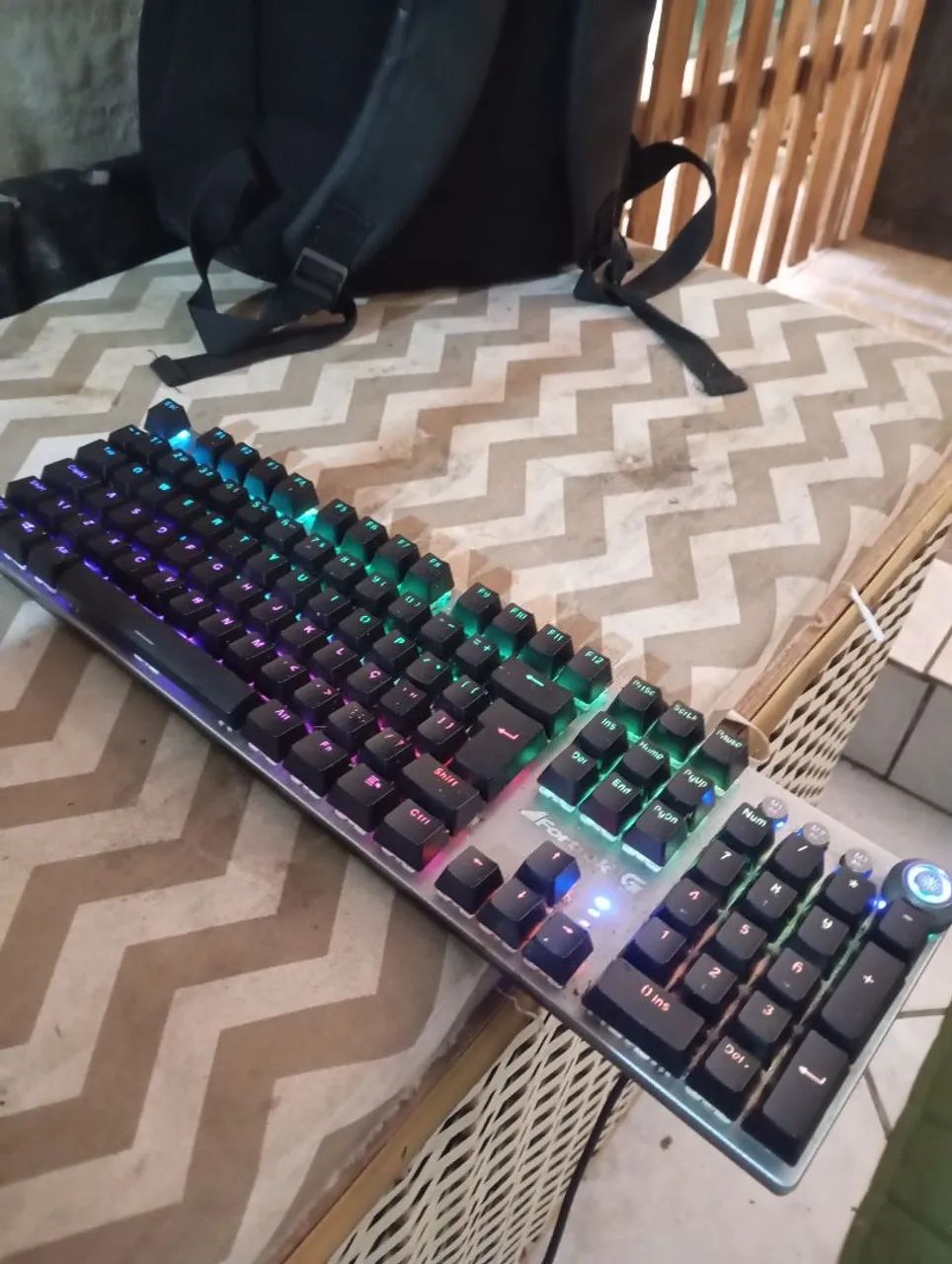 Teclado gamer- leds coloridos com cabo flexível.