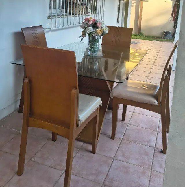 Mesa de madeira com 4 cadeiras - Foto 3