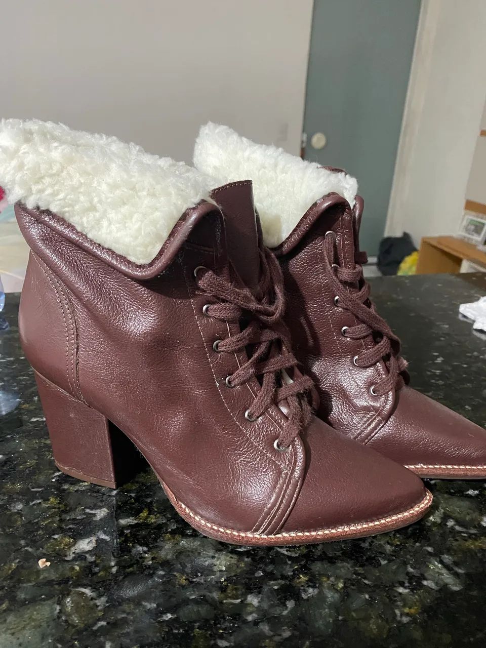 2 botas Nr 37 - Marca Tchocco e Eggos shoes  - Foto 3
