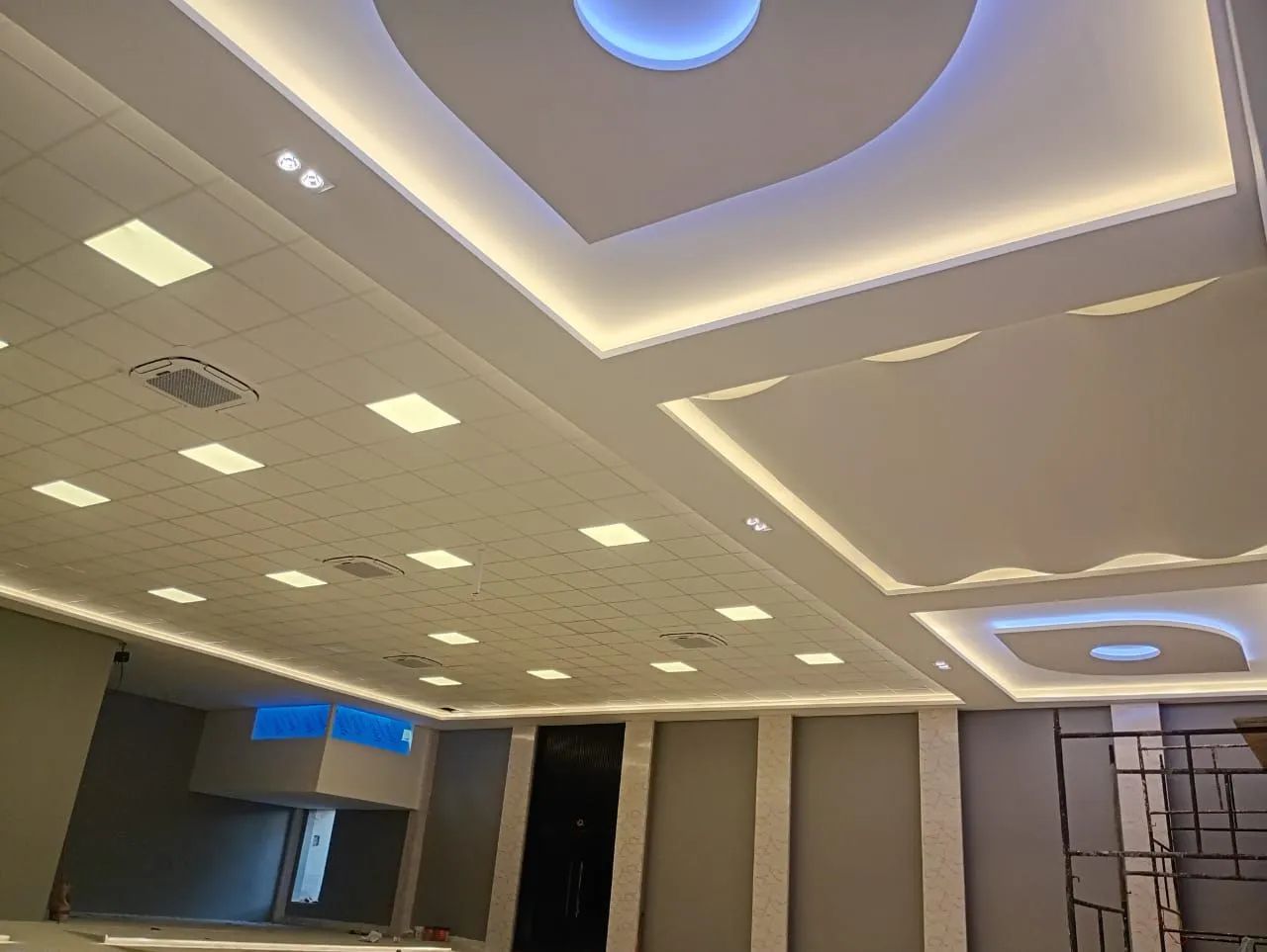 Serviços de pintura, gesso e forro.