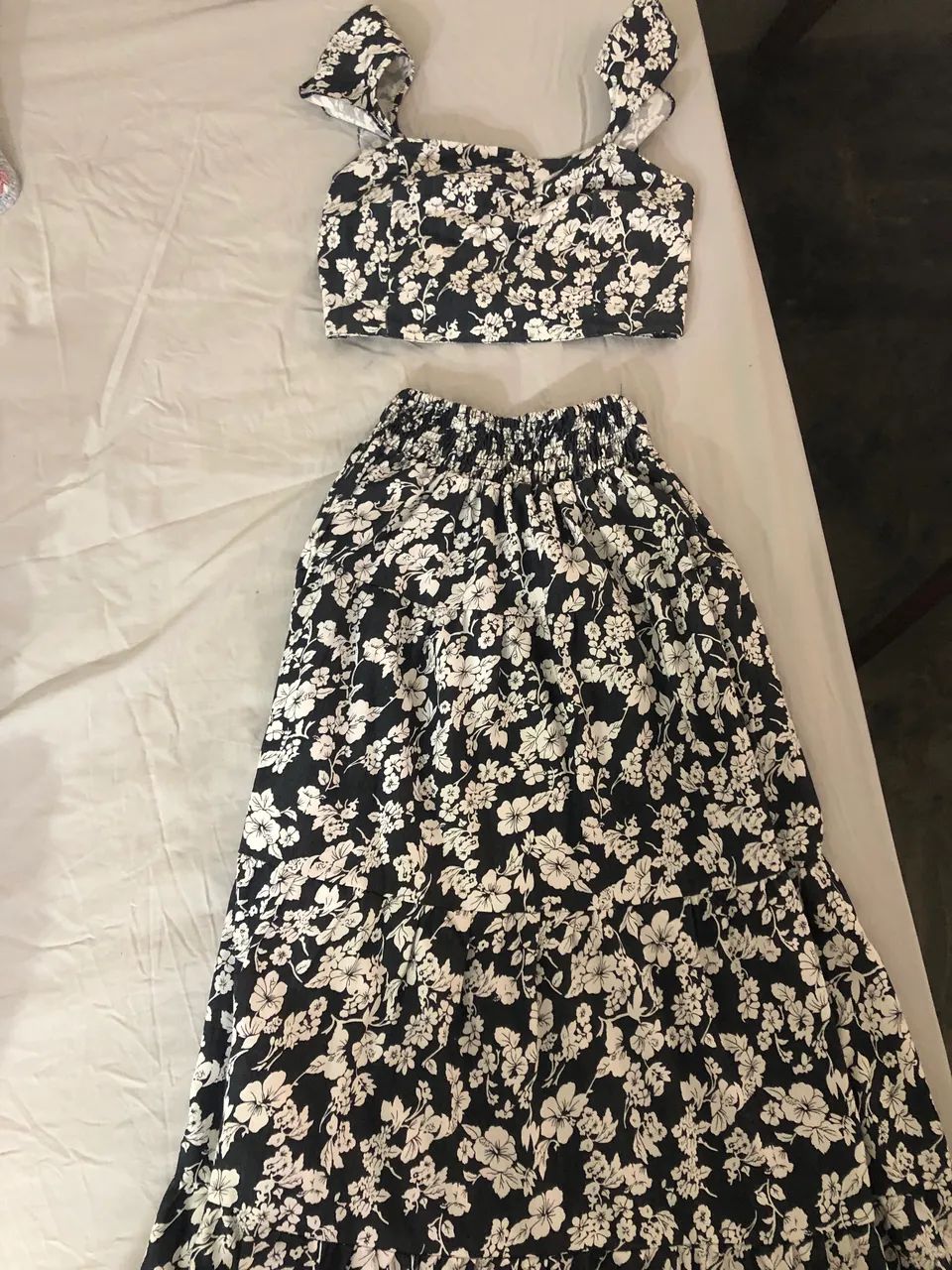 Conjunto de saia longa e cropped 
