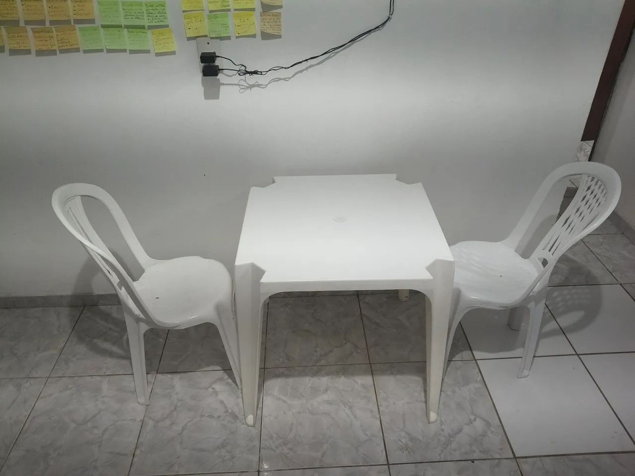 MESA DE PLÁSTICO COM DUAS CADEIRAS