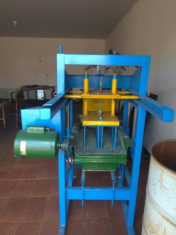 Máquina de blocos e canaleta