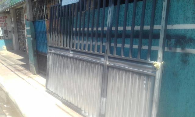 Portão novo zero em chapa de ferro com metalon grosso