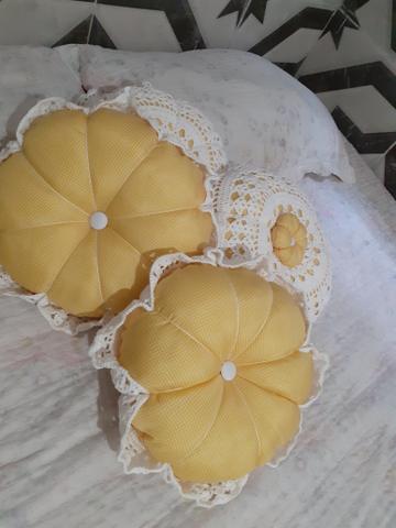 Almofada flor renda em crochê - Foto 3