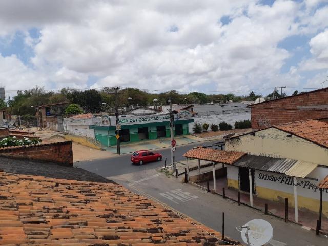 Casa na Av Waldir Diogo com 05 quartos e garagem pra 4 carros. Excelente imóvel