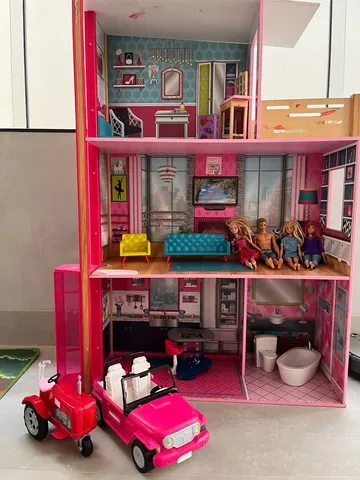 Casa da Barbie 2008 com todos os itens originais da casa inclusive a boneca