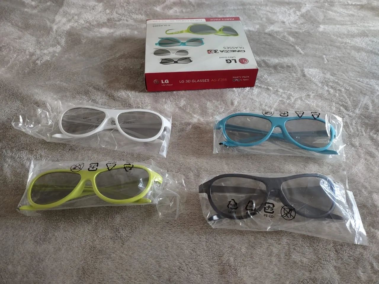 kit com 4 óculos para ver em 3D - Foto 2
