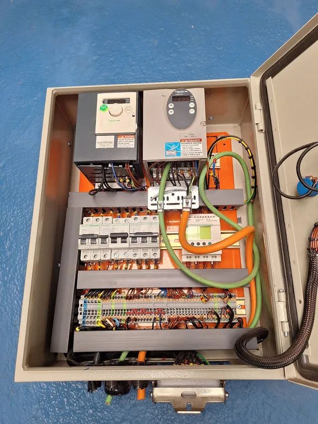 Painel elétrico trifásico para servo motor Schneider.