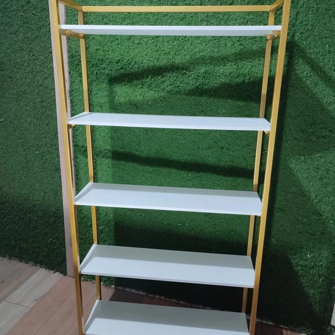 Prateleira industrial dourada MDF