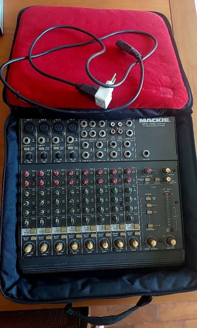 Mixer MACKIE 1202 VLZ com Bag incluso