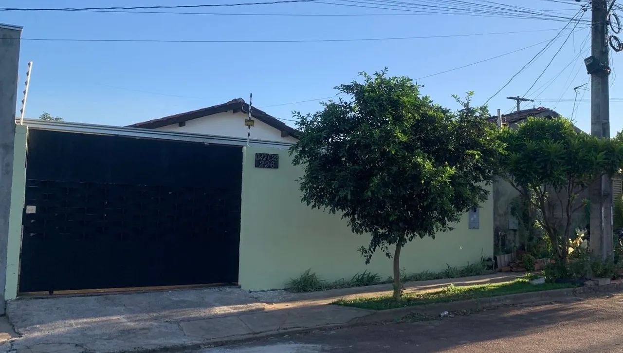 Casa com 2 quartos, portão elétrico, varanda ampla