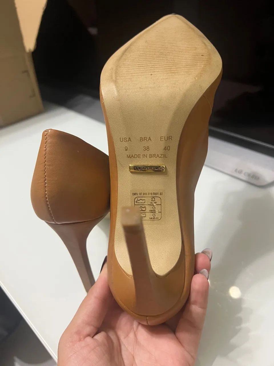 Scarpin de couro caramelo com detalhe em dourado - Foto 4