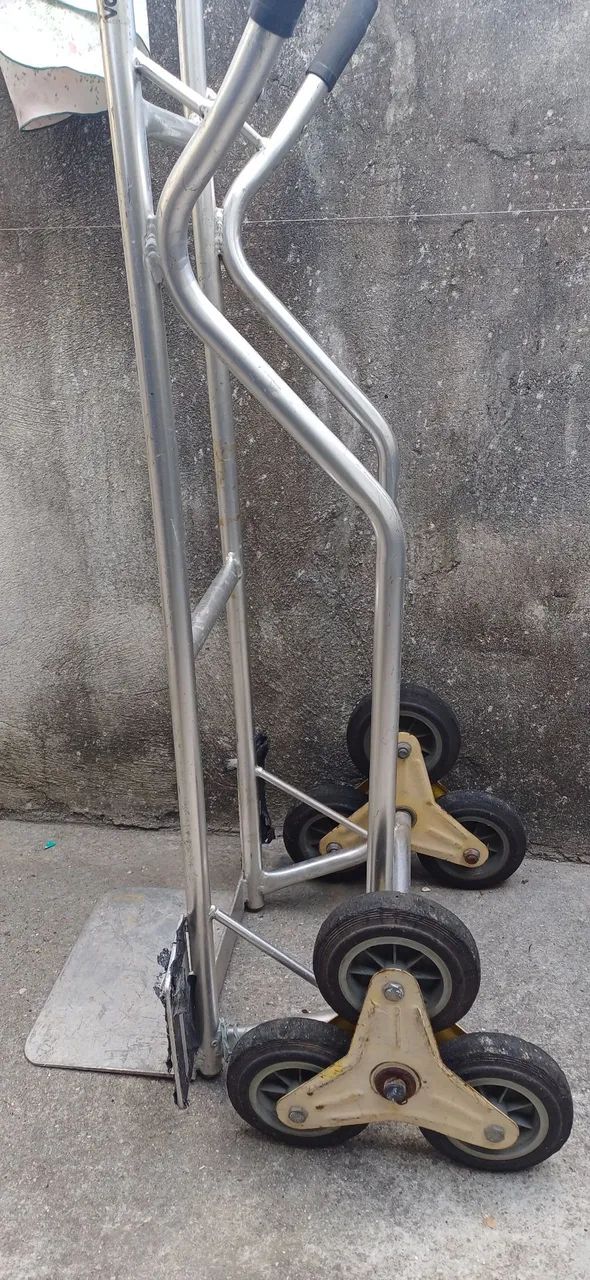 Carrinho de carga com três rodas