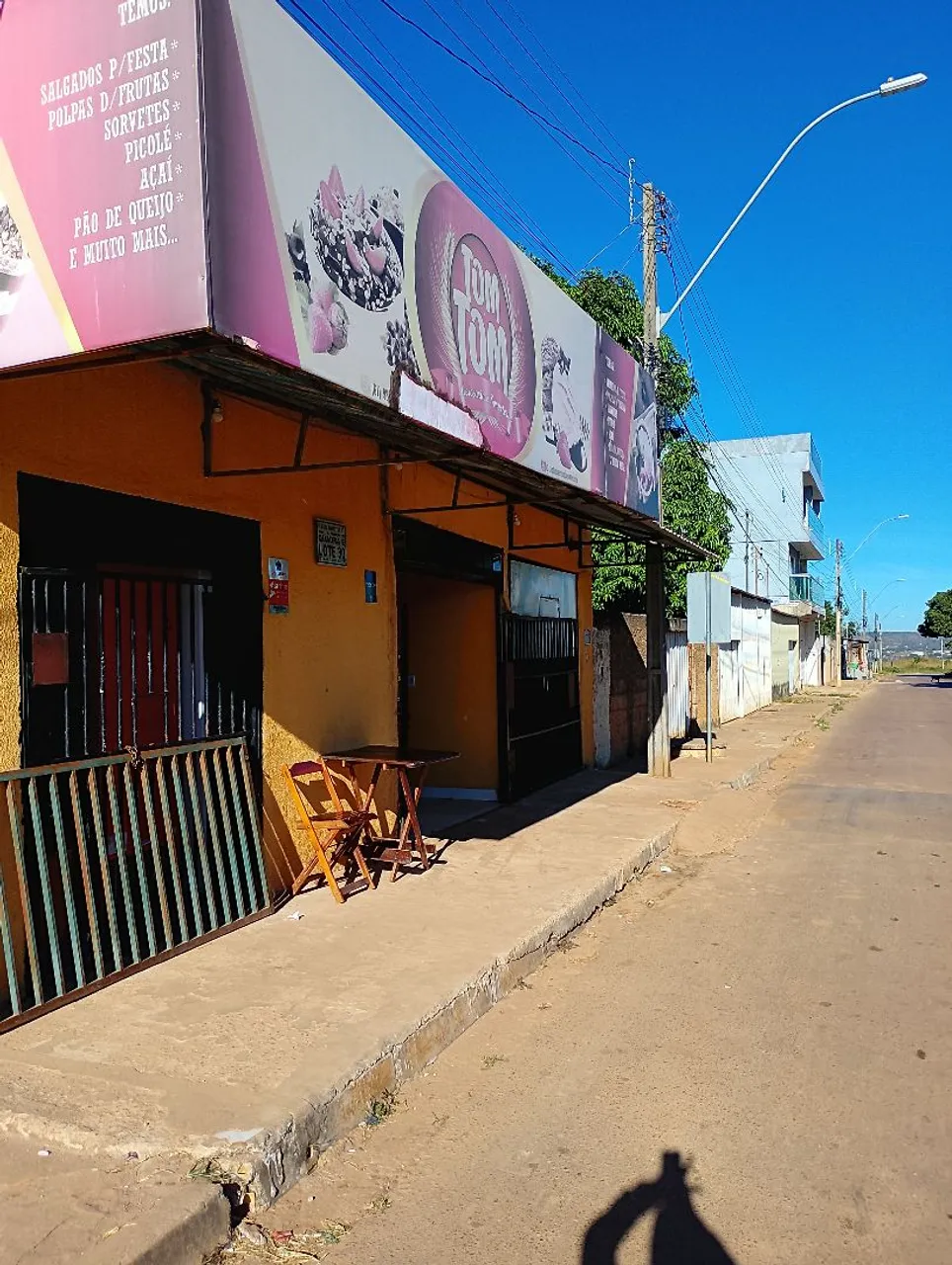 Vende-se loja completa com casa nos fundos.
