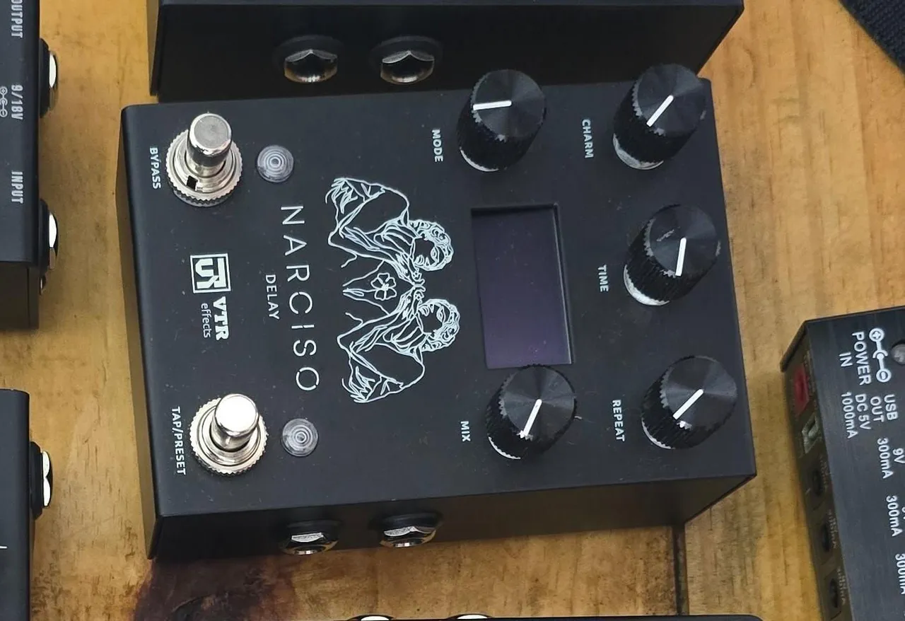 Narciso Delay Black VTR Effects