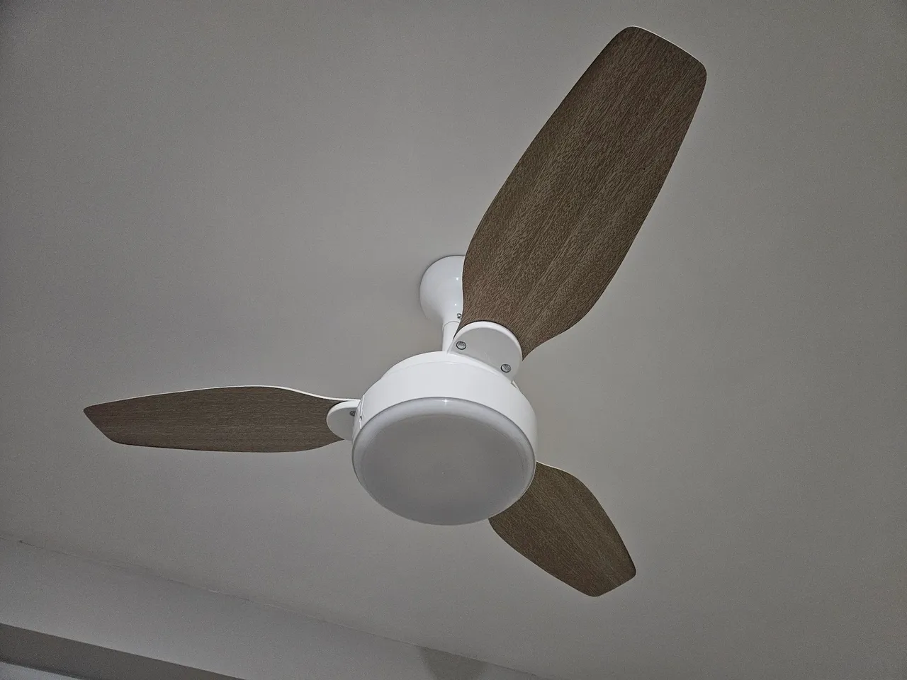 Ventilador de Teto com Iluminação Integrada