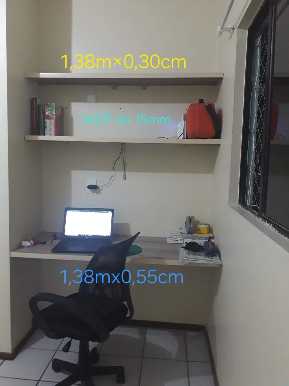 Mesa de estudo com prateleiras