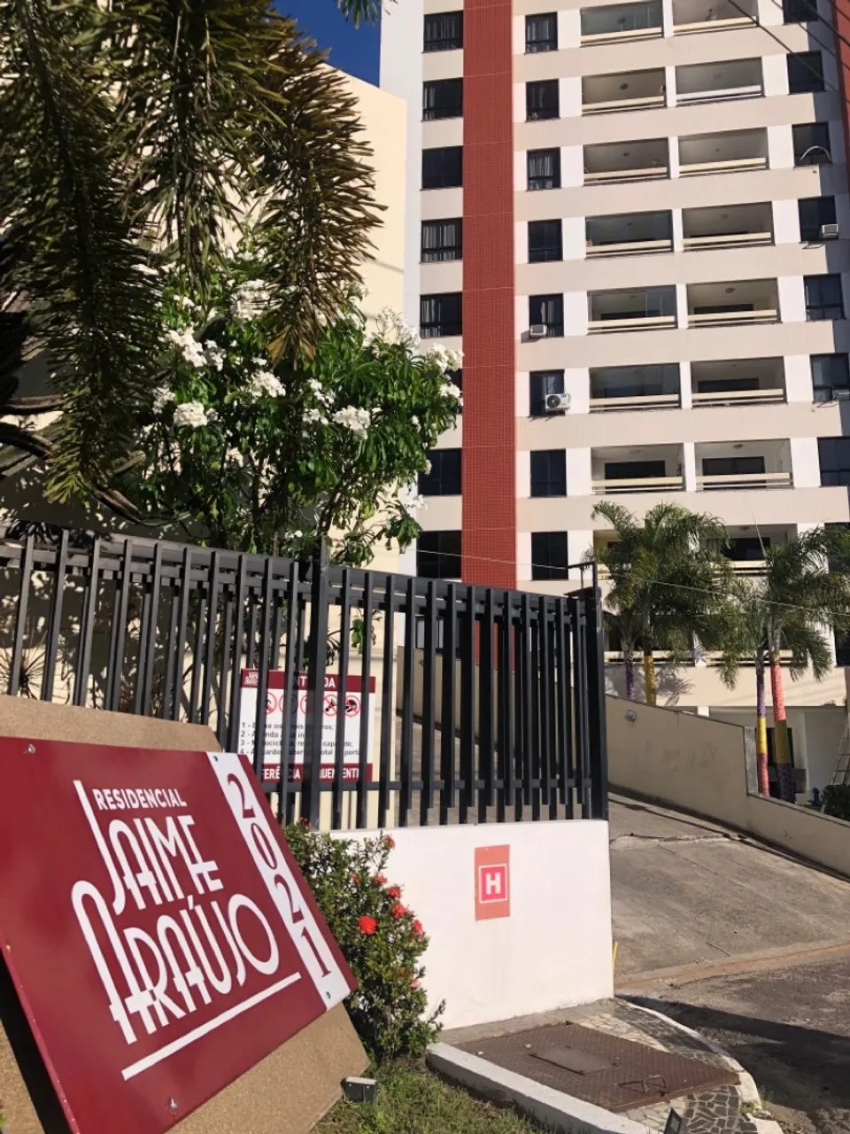 Apartamento com 3/4 mais dependência de empregada
