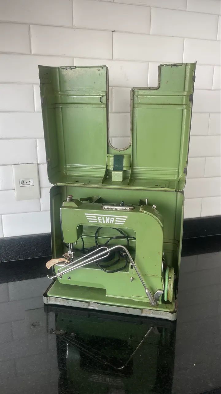 Máquina de costura antiga importada Elna funcionando - Foto 2