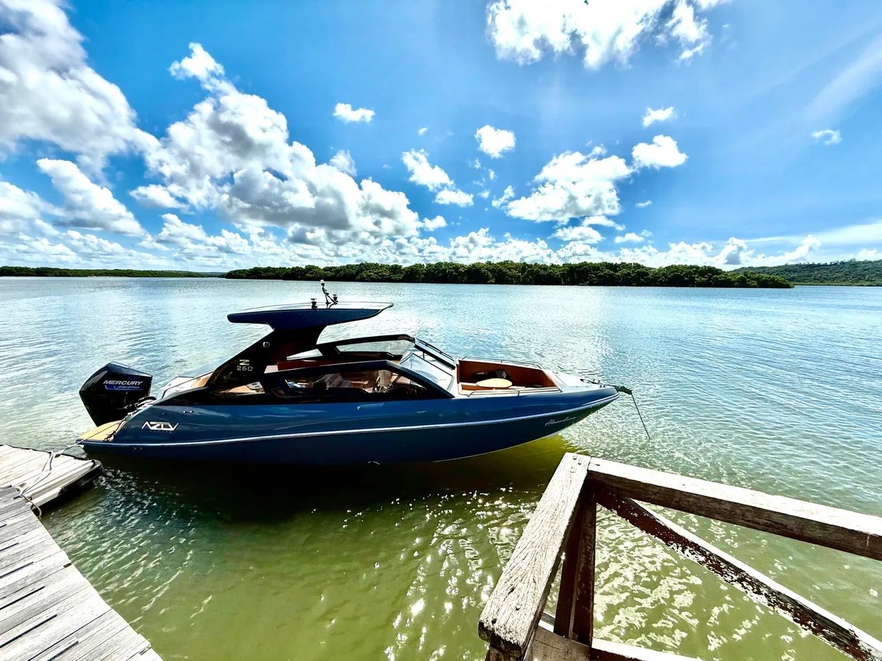 LANCHA AZOV 260 - CONFORTO, ESPAÇO E ELEGÂNCJA