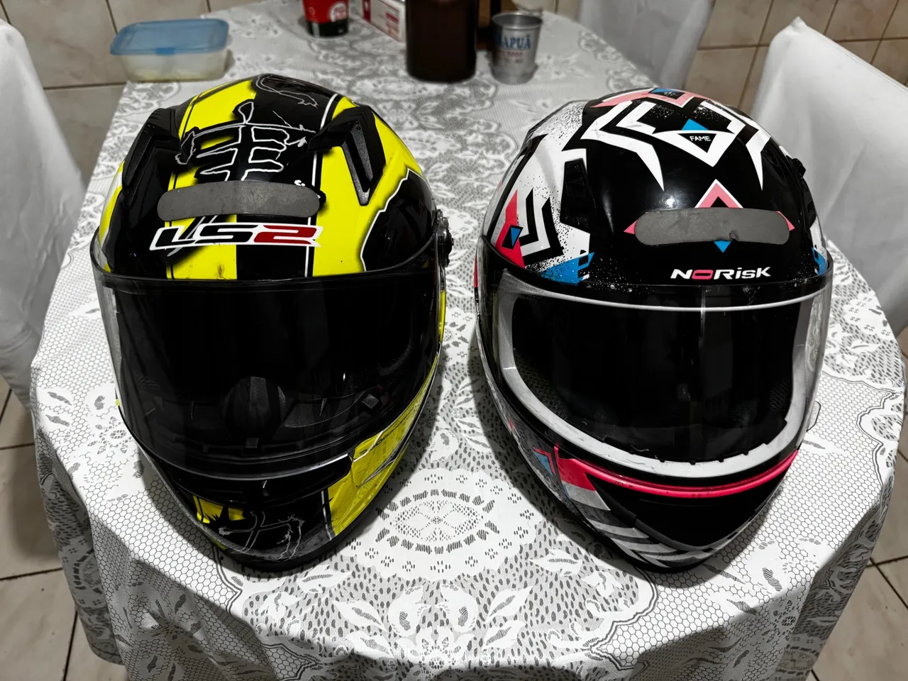 2 Capacetes usados LS2 Masculino e No Risk Femino